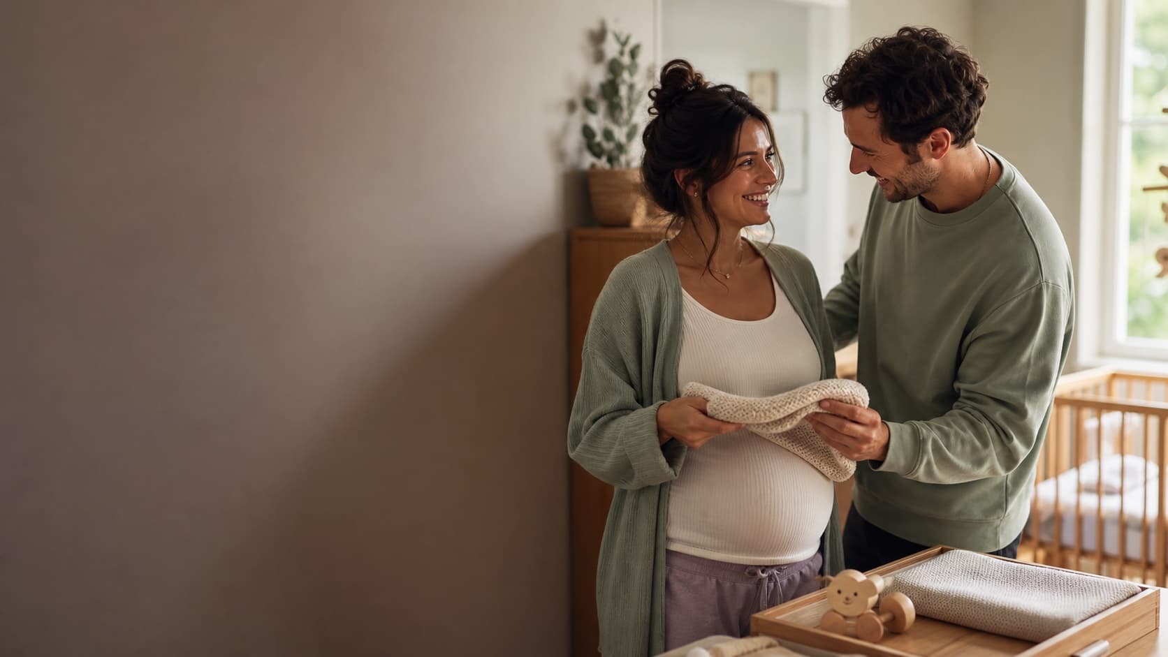 Futurs parents préparant l’arrivée de leur bébé